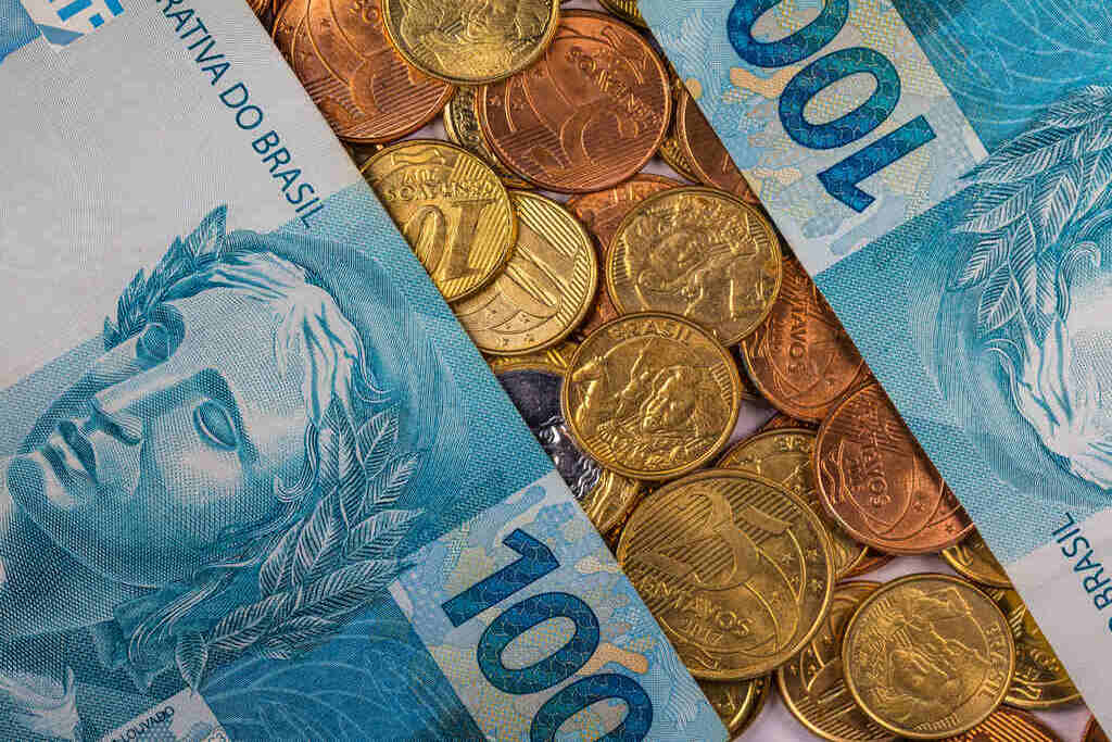 Cédulas de dinheiro e moedas representando os ciclos econômicos