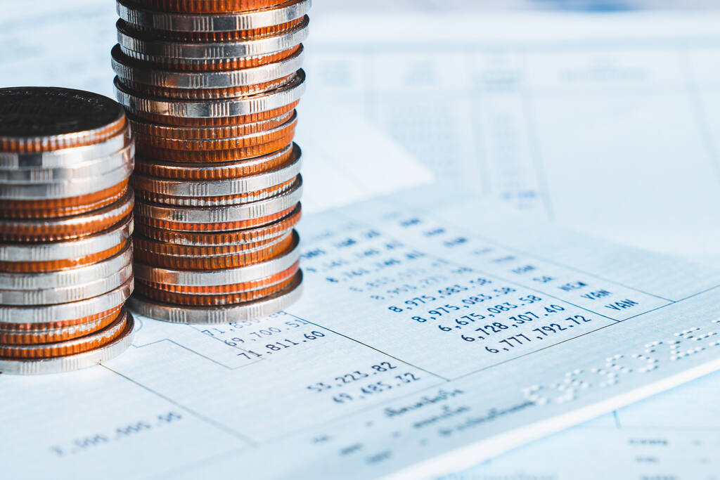 Moedas e planilhas representando os ciclos econômicos