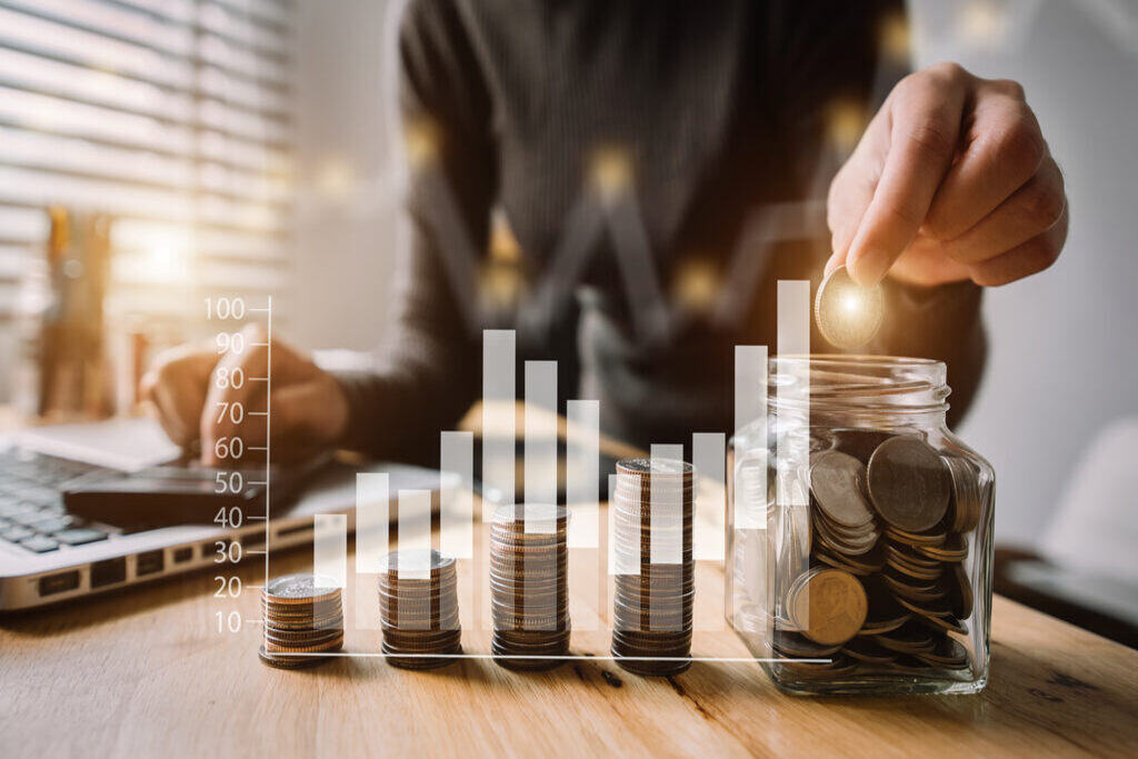 Pessoa analisando gráficos e somando moedas para entender o que é tesouro ipca