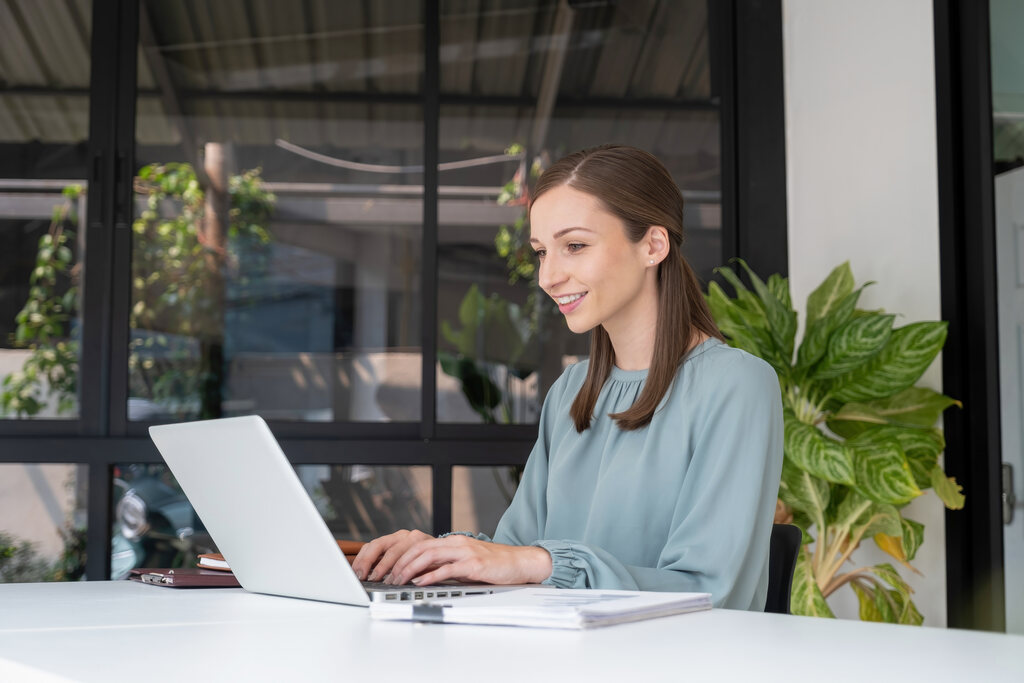 Pessoa analisando dados no notebook para entender o que é tesouro prefixado