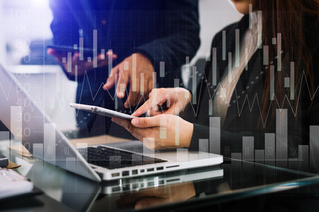 pessoas usando notebook e celular para verificar letra de câmbio