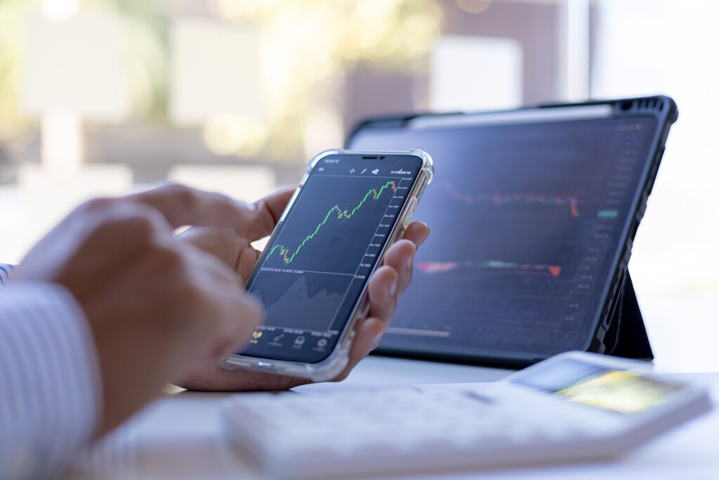 pessoa verificando letra de câmbio pelo celular