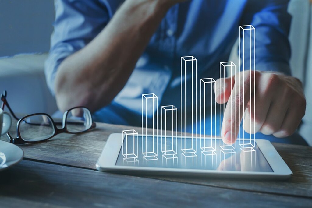 investidor usando tablet para avaliar os FIDCs