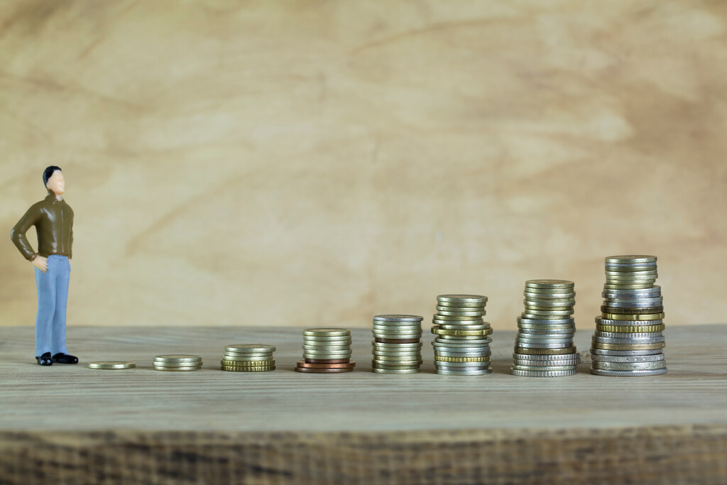 Moedas organizadas representando a construção das metas financeiras