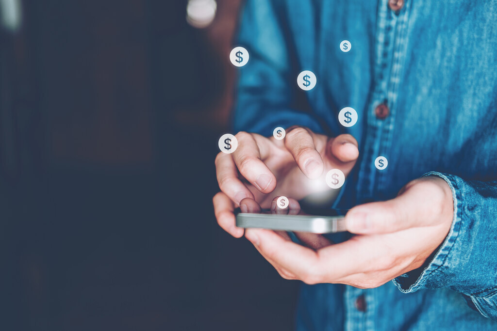 pessoa fazendo investimento pelo celular depois de saber se o banco Daycoval é confiável