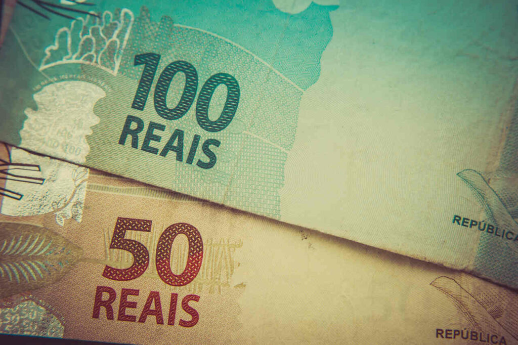 Notas de real brasileiro representando investimento em renda fixa como CDB e rendimento do CDI
