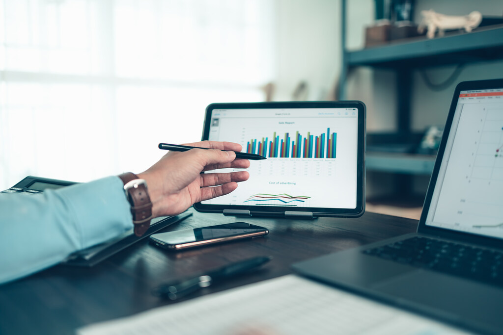 Profissional analisando os gráficos dos melhores fundos multimercado