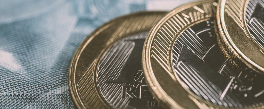 moedas de 1 real representando a inflação alta