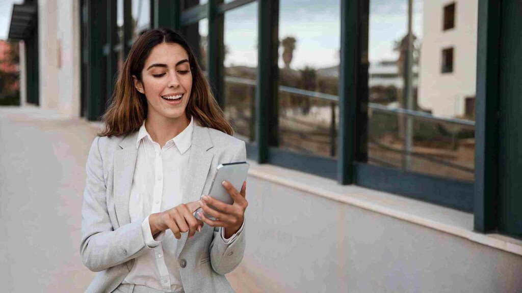 investidora pesquisando no celular como investir no Daycoval