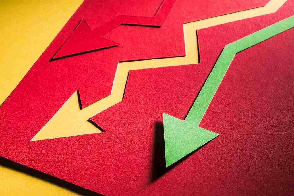 setas coloridas de papel representando os mercados emergentes