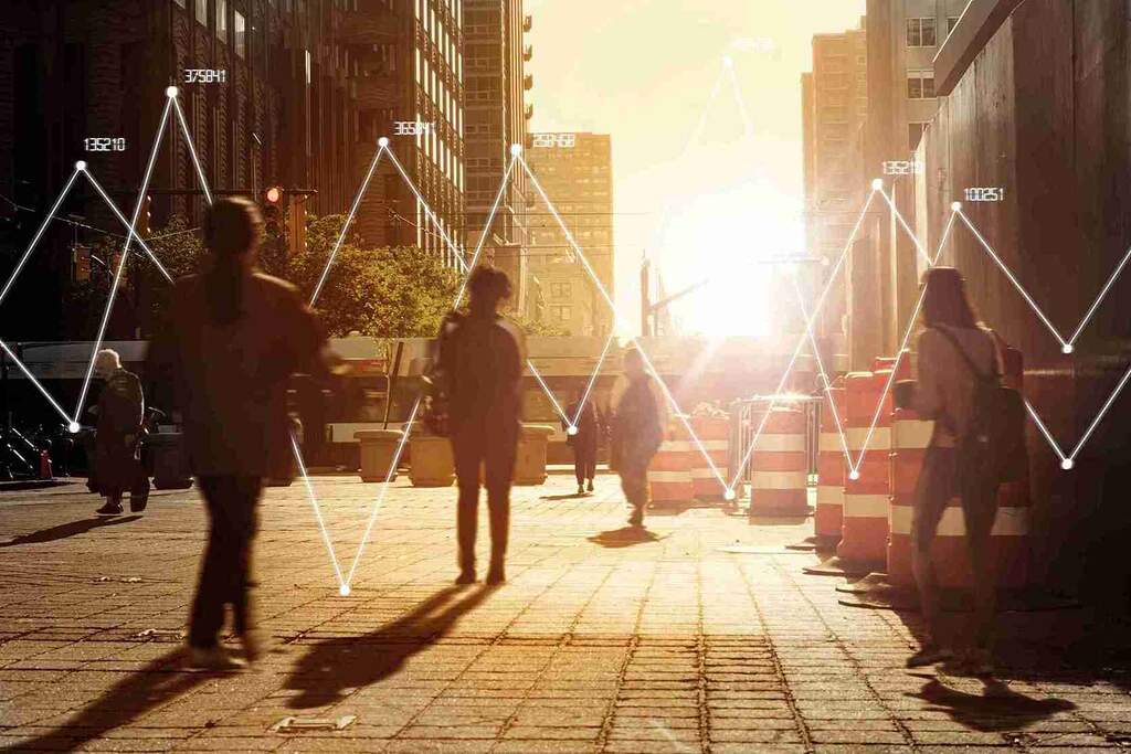 pessoas andando nas ruas e gráficos ilustrativos ao fundo, ilustrando a importância dos mercados emergentes