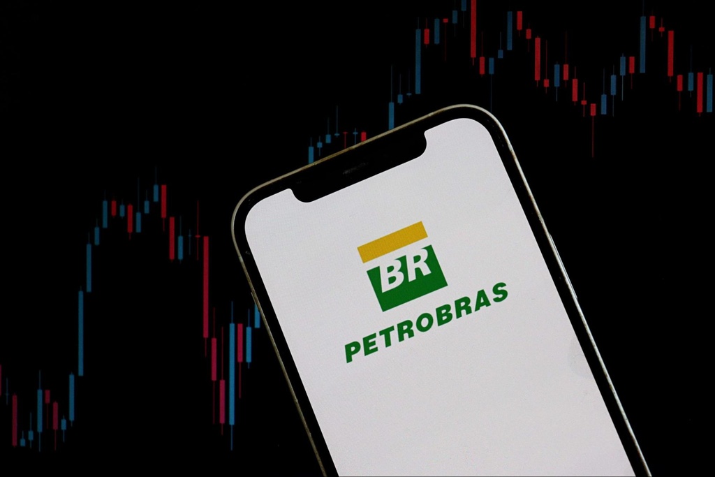 Logo da Petrobras em tela de celular, representando uma das principais ações Blue Chips brasileiras