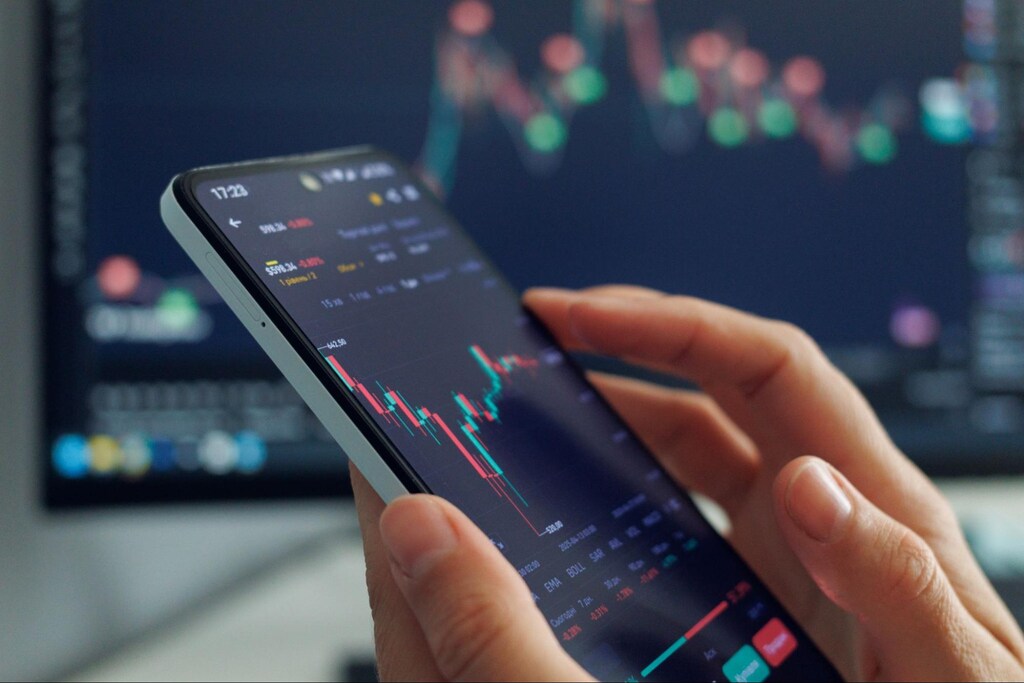 Investidor acompanhando o desempenho de ações Blue Chips pelo celular