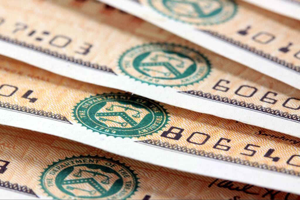 Cédulas do Tesouro americano com selo verde representando riscos em bonds.