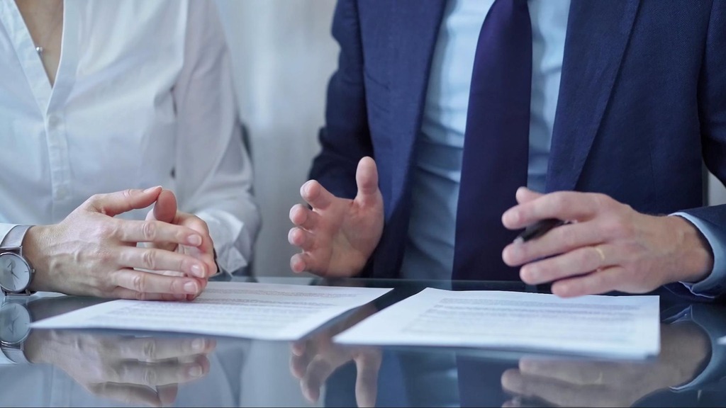 investidores do mercado financeiro em mesa discutindo sobre o Spread