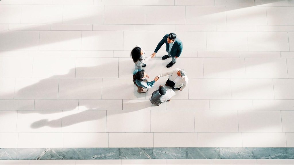 vista superior de pessoas reunidas representando o Spread no mercado financeiro