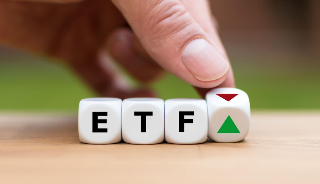 Blocos com as letras ETF, representando os ETFs que pagam dividendos