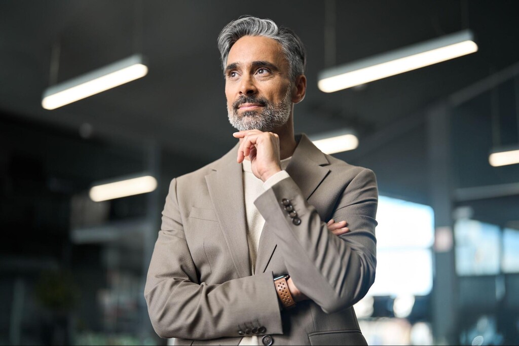 Investidor pensativo analisando se vale a pena investir em CDB ou Tesouro Direto.