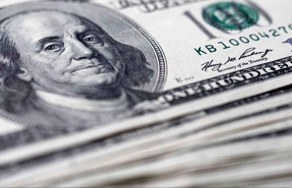 notas de dinheiro representando como investir em dólar