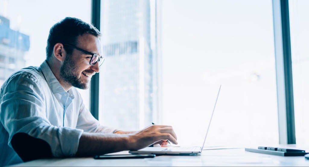 Investidor analisando informações financeiras no computador antes de aplicar em um fundo DI.