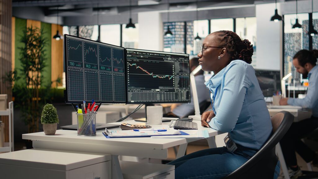 investidora analisando gráficos dos seus investimentos