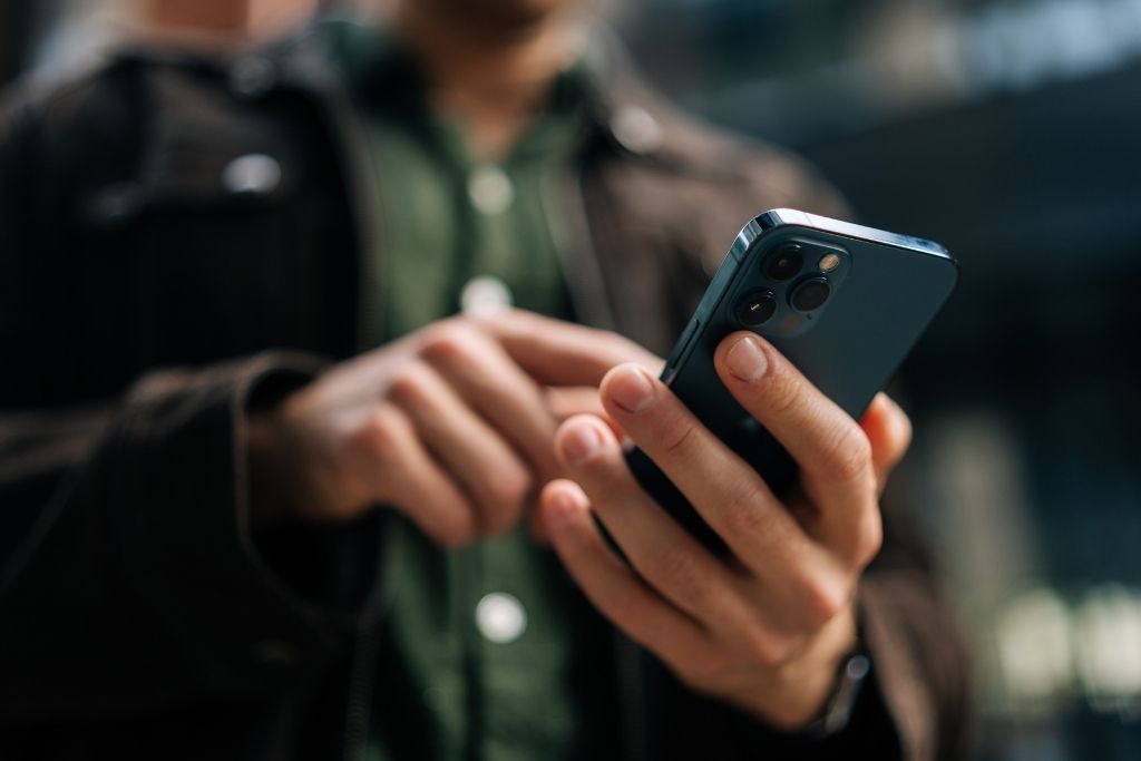 Ilustração digital com fundo azul escuro apresentando um gráfico de barras ascendente e três setas luminosas apontando para o alto, simbolizando rentabilidade financeira. À direita está a sigla CDB em destaque, representando visualmente a valorização do capital para o investidor que pesquisa qual o melhor banco para investir em CDB com foco em crescimento constante.