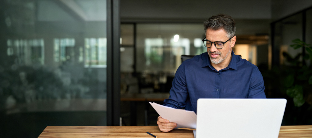 Homem pesquisando como declarar investimentos no imposto de renda.