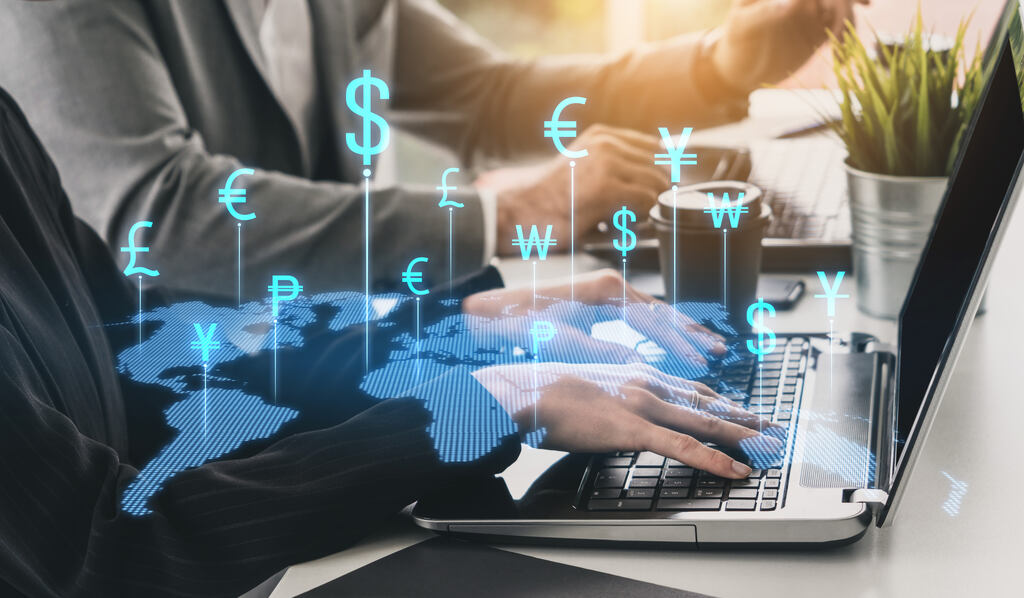 Pessoas fazendo declaração de investimentos no interior no imposto de renda.