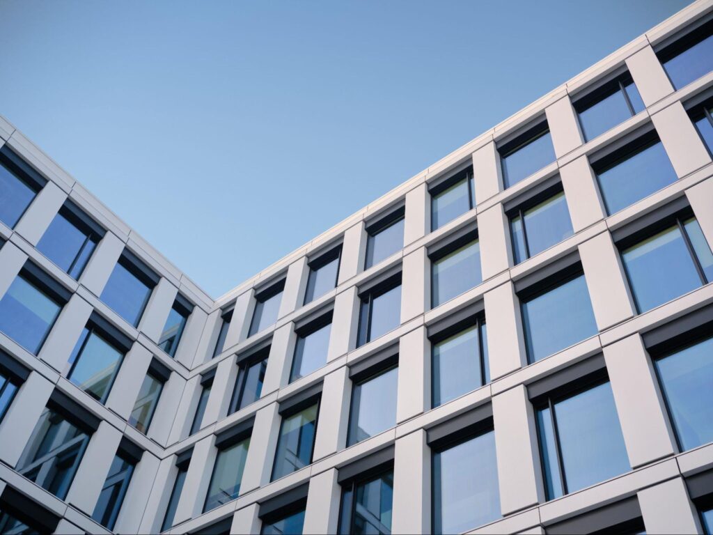 Detalhe de prédio representando investimentos imobiliários com IFIX.