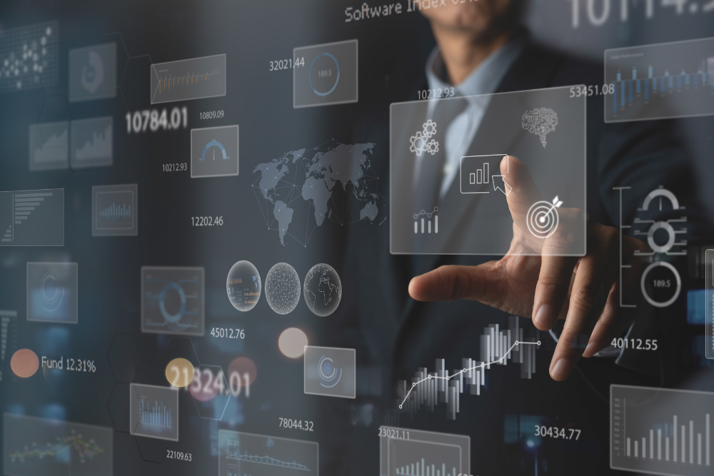 Homem utilizando as mãos para apontar para ícones digitais que representam o mercado financeiro, representando as diversas estratégias dos maiores investidores do mundo.