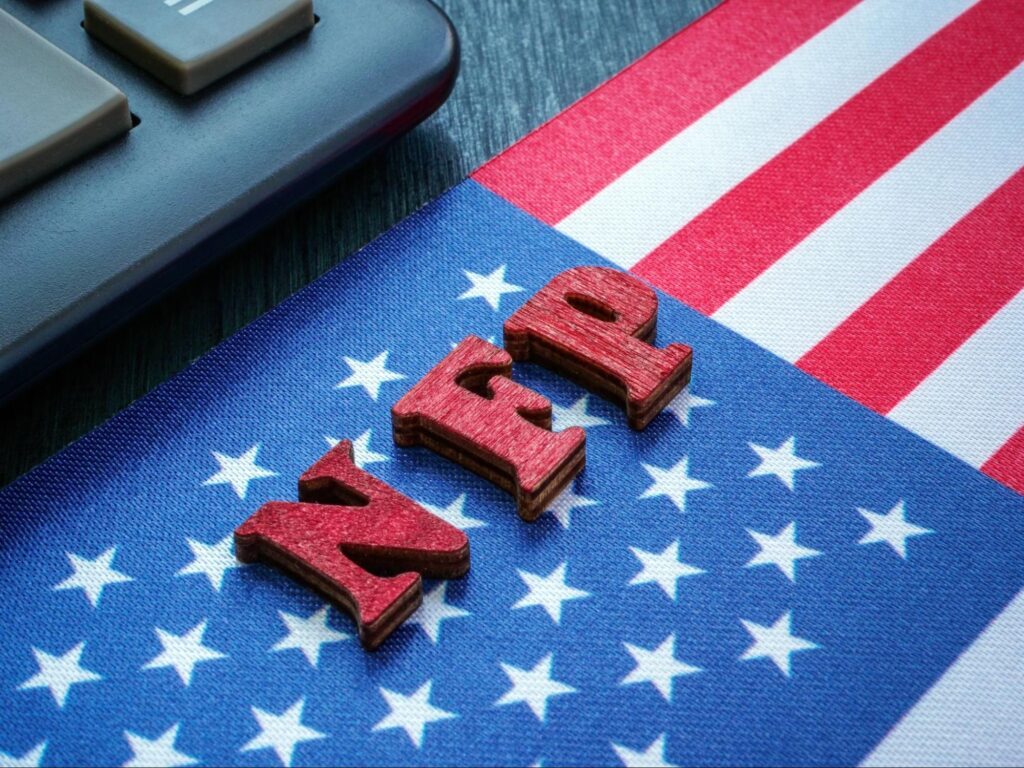 Letras N F P, em cima de parte da bandeira dos Estados Unidos.