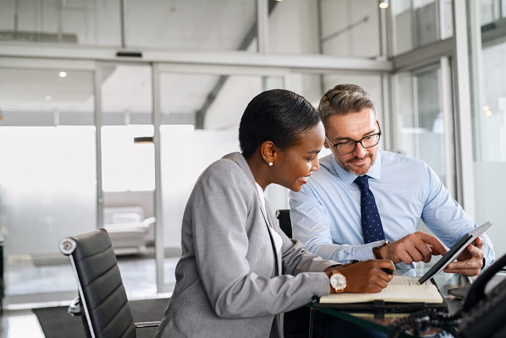 Homem e mulher pesquisando qual o melhor: banco digital ou físico.