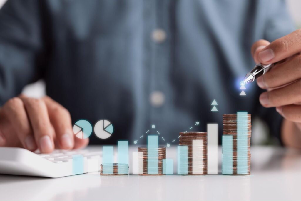 Homem analisando rentabilidade para decidir onde investir 50 mil.