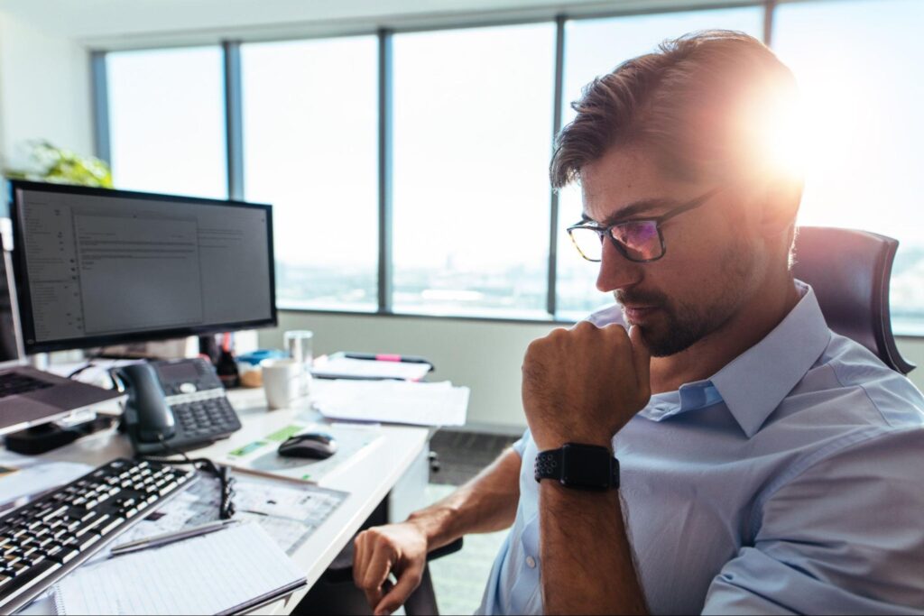 Homem em escritório, estudando sobre classes do asset allocation