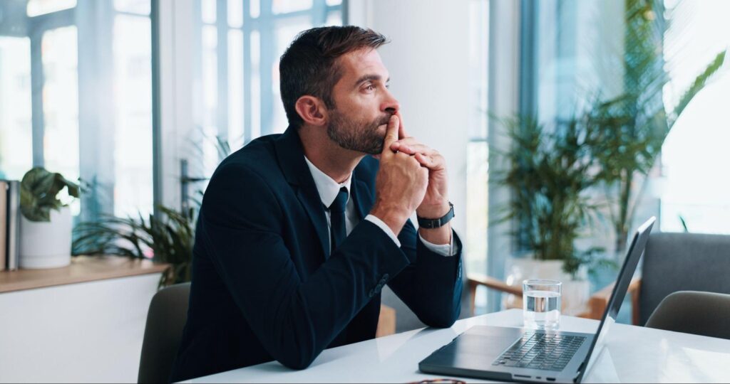 Homem com expressão séria em escritório, pensando sobre erros no asset allocation