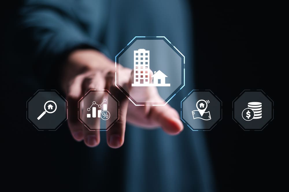 omem apontando para ícones digitais que representam estratégias para investir em imóveis, com destaque para ícone de prédio e casa.