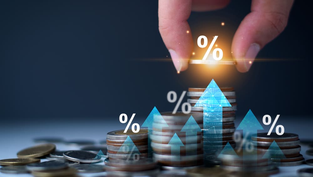 Crescimento de investimentos com moedas empilhadas e ícones de porcentagem, ilustrando a análise de oportunidades com IFR no mercado financeiro.