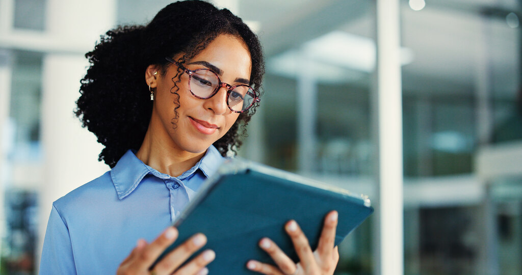 mulher conferindo seus investimentos no tablet