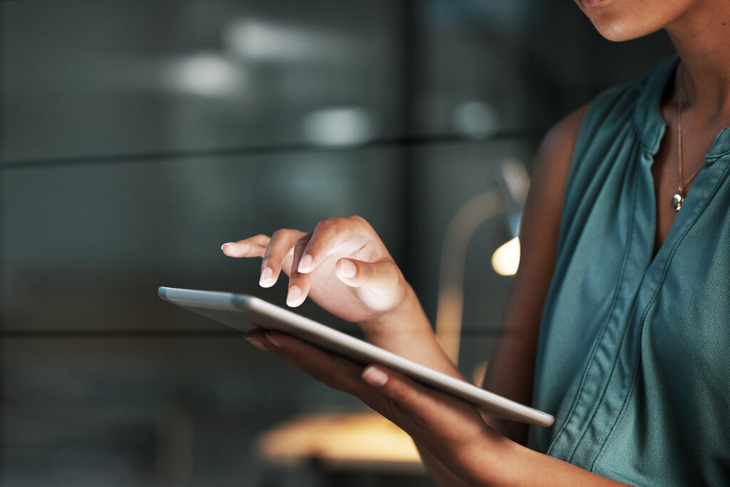 mulher acessando seus investimentos no tablet