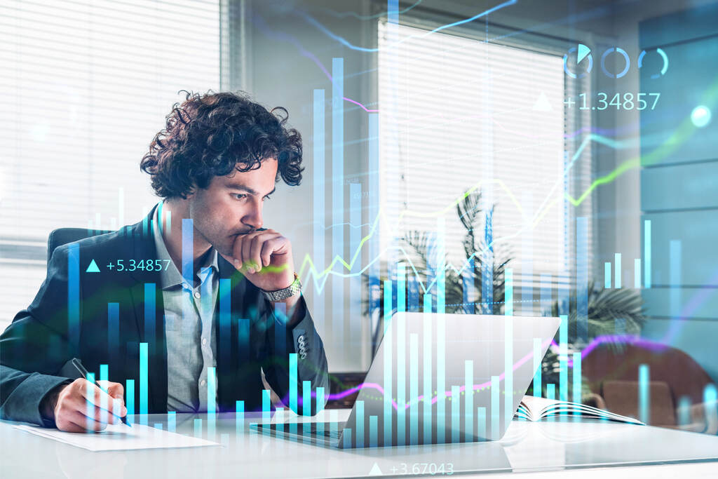 Investidor focado analisando dados no notebook com gráficos financeiros luminosos sobrepostos, representando a prática de análise fundamentalista de ações.