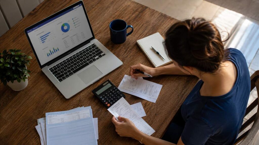 Mulher organizando a economia doméstica